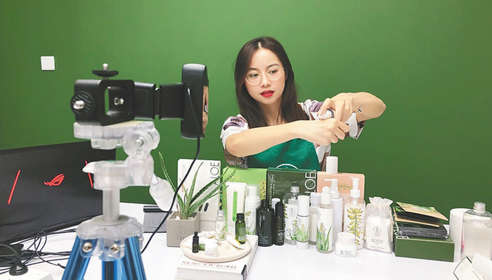 直播间闯进一批年轻人：“90后”“00后”成直播生力军