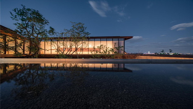 半山之上皆境界：坐山观海肆意俯仰，尽拥西山草海风光