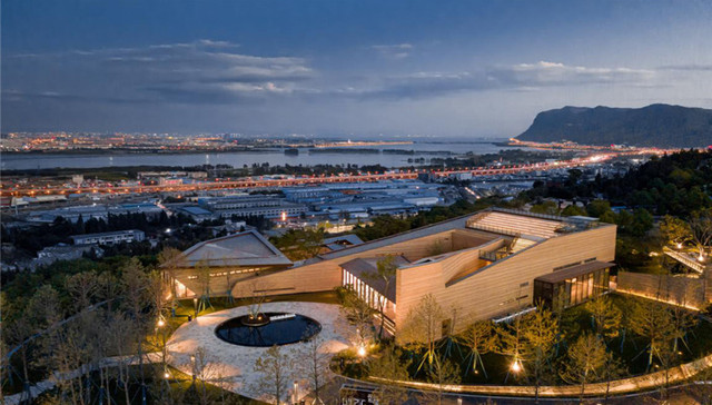 草海西岸俯瞰春城，观山品水忆昆明往事