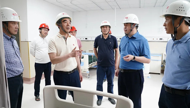 市卫健委谢强主任视察成都市第二人民医院龙潭医院建设项目现场
