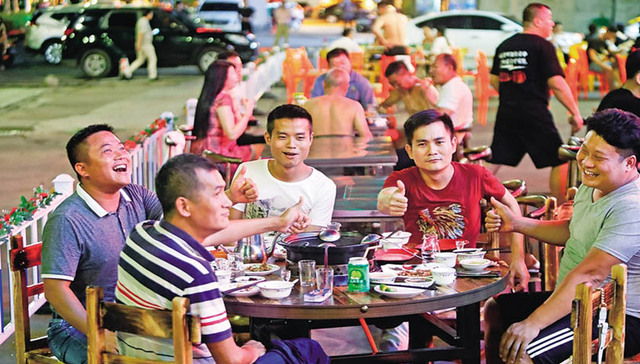 海南允许设置临时占道摊点摊区，允许流动商贩贩卖经营