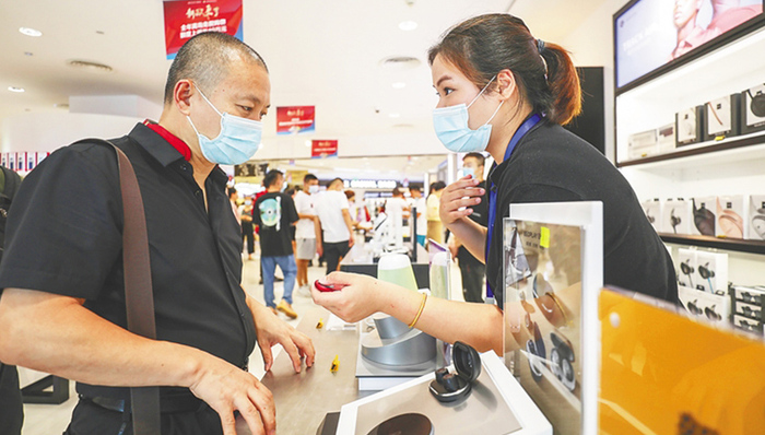 海南离岛免税新政实施首日，政策利好掀起游客购物潮