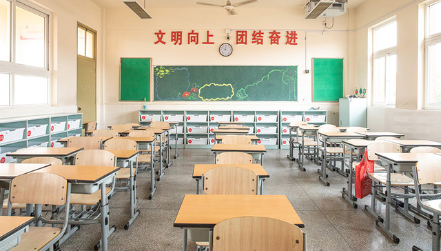 今年海口中小学首次实行公办民办同招，义务教育阶段取消各类特长生招生