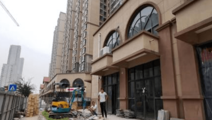 西安利君未来城小区楼下商铺打通建市场，楼上住户怀疑承重墙被砸