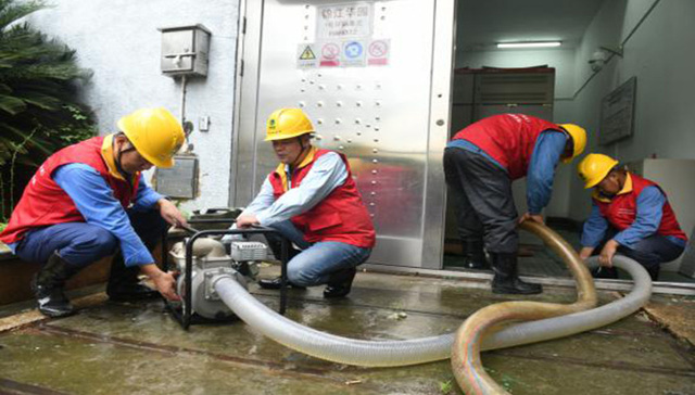 小区配电房进水，余姚供电连续5小时排水抢修护安全