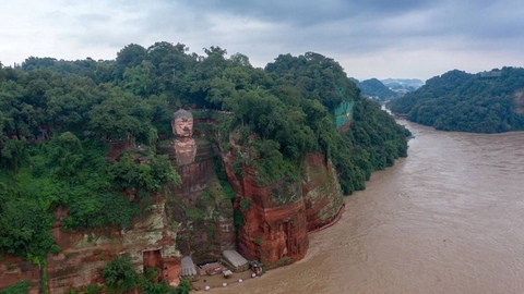 强降雨和上游洪峰叠加影响，乐山大佛佛脚平台被淹20厘米