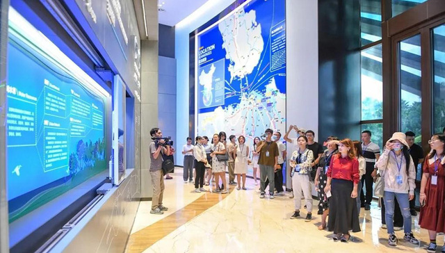 “行走自贸区”网络主题活动走进海口感受蝶变