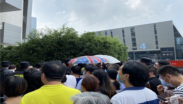 暴雨如注，也浇不灭南京购房者的热情