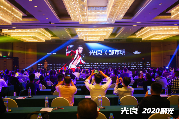 光良酒业牵手邹市明，上市一年半如何搅动光瓶江湖