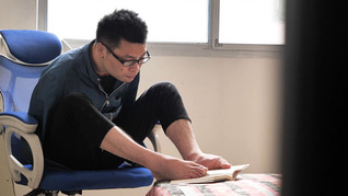 无臂青年用双脚做ppt，已培训400人