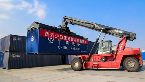 11月19日，首批宝马整车进口专列在成都国际铁路港开箱