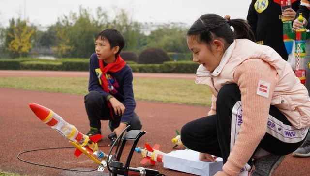 宁波小学生用可乐瓶做“火箭”，最远飞出100米