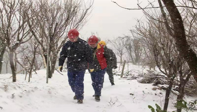 浙江宁波：电力人踏雪巡线迎击“霸王级”寒潮