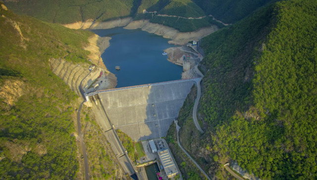 曝光典型案例④：甘孜泸定海螺沟小水电生态下泄流量严重不足，下游河道几近断流