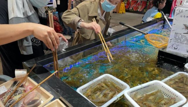 盒马首创“长筷挑虾”服务，基围虾鲜活度涨两成