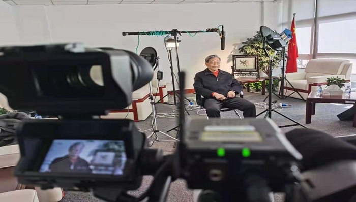 一丝不苟、满腔热情，82岁的他坚守党史研究第一线