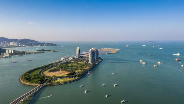 究竟是什么人在涌向三亚？