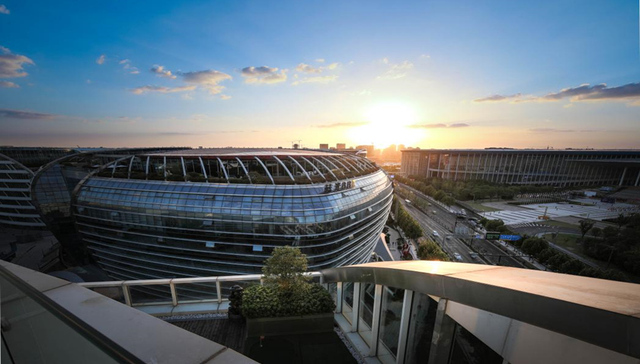 面临多重大考的蓝光发展，迎来95后董事长杨武正｜地产人·事