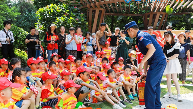 少年消防体验官炫酷出击，荣和童子军消防安全体验课进社区