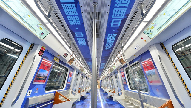 “铸魂强军号”主题列车亮相成都地铁6号线