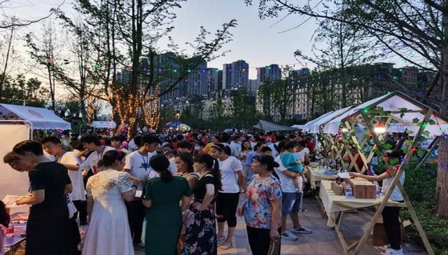 成都龙泉驿大面街道营造社区消费新场景，探索文创集市的文艺范与烟火气
