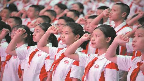 成都各中小学昨日迎来秋季“开学第一课”