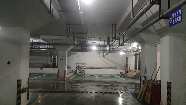 朗润居小区地下车库下雨就成“水帘洞” 物业：近期将进行维修处理