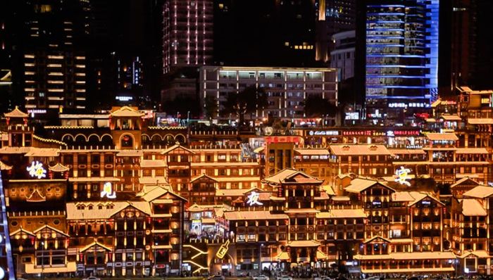 本土品牌的“破圈”之旅：文商旅新融合，梅见携手洪崖洞打造千年夜宴