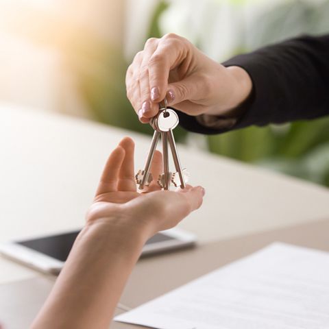 房产事关千家万户，沣西新城252名业主享受“交房即交证”服务