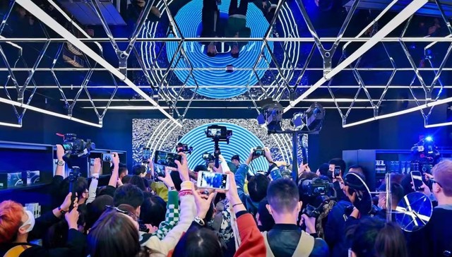 HAYDON黑洞玩转潮流跨界，携手马思唯强势引爆春熙路「镜变」空间