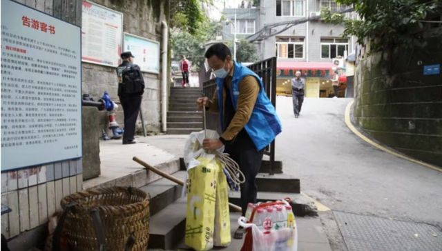 重庆棒棒冉光辉“拜师”95后外卖小哥，“朝天门一哥” 能否转型成功？