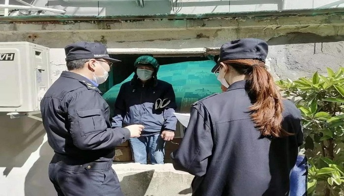 破墙开窗！小窗扩大？城管要求恢复原样 