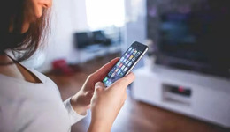 手機(jī)巨頭對壘智能穿戴