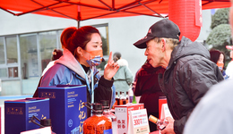 自家酿送自家人，江小白万斤老酒赠乡亲，再现西南酒乡民俗