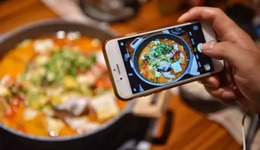 免費(fèi)吃喝還能月入百萬(wàn)：遍地開(kāi)花的“美食探店”，做的是人性生意