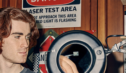 自制简易版光刻机，22岁小伙在车库里造出芯片