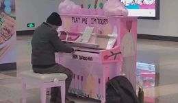 我，74岁，在南京西路弹钢琴