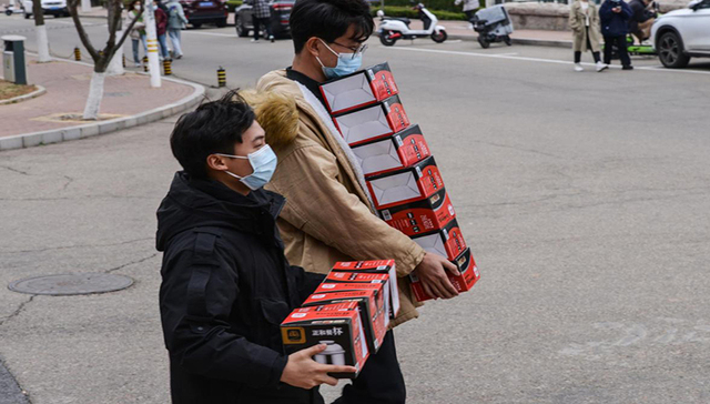 青岛科技大学配发3万余套防疫餐盒，学生用餐安心又暖心