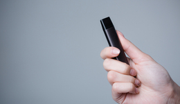 電子煙等待天黑：消費者搶購、零售商轉(zhuǎn)店、廠商尋出海