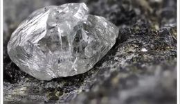 鉆石賣這么貴，這個(gè)手握全球90%鉆礦的男人有責(zé)任