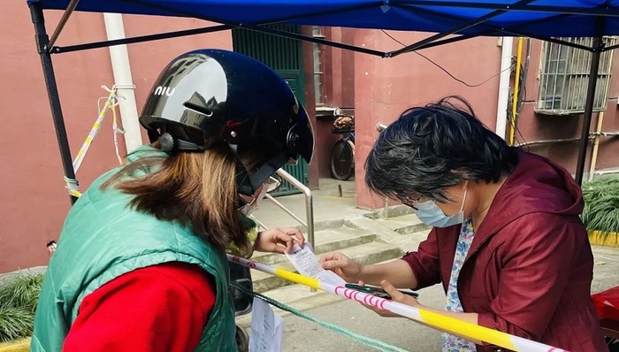 送菜上门、互联网问诊……TA们用温情抵御疫情！