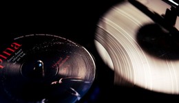 腾讯音乐：城内根基动摇，城外杀兵四起