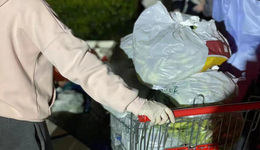 除了靠物业还有邻居，上海一小区业主免费给邻居送了两吨菜