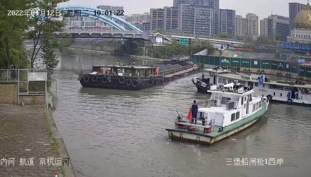 京杭运河上演搁浅碍航船舶脱险记
