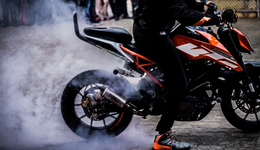 露营大火后，年轻人盯上摩托车