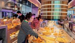 自助餐：關店2萬家，可我還在數(shù)錢