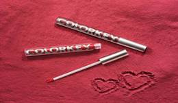 竞争激烈，珂拉琪母公司投了一家20年的彩妆工厂