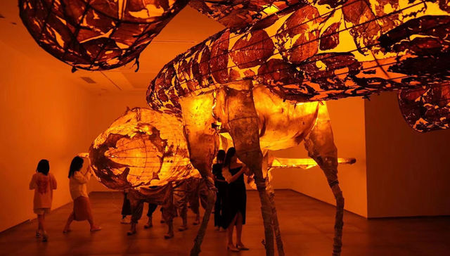 在博物馆“第二城”看展的人们