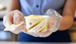 开始卖冰激淋，茅台向年轻人弯了腰