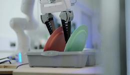 戴森要造人形機器人：擴招千人、投資50億、10年落地